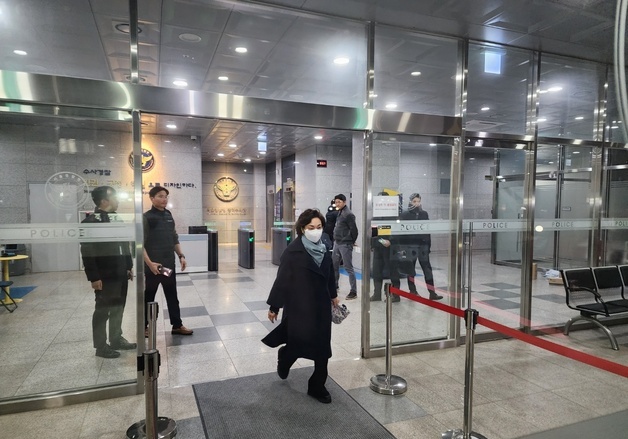 '공천 헌금' 김병기 아내 첫 경찰 조사 종료…8시간만(종합)