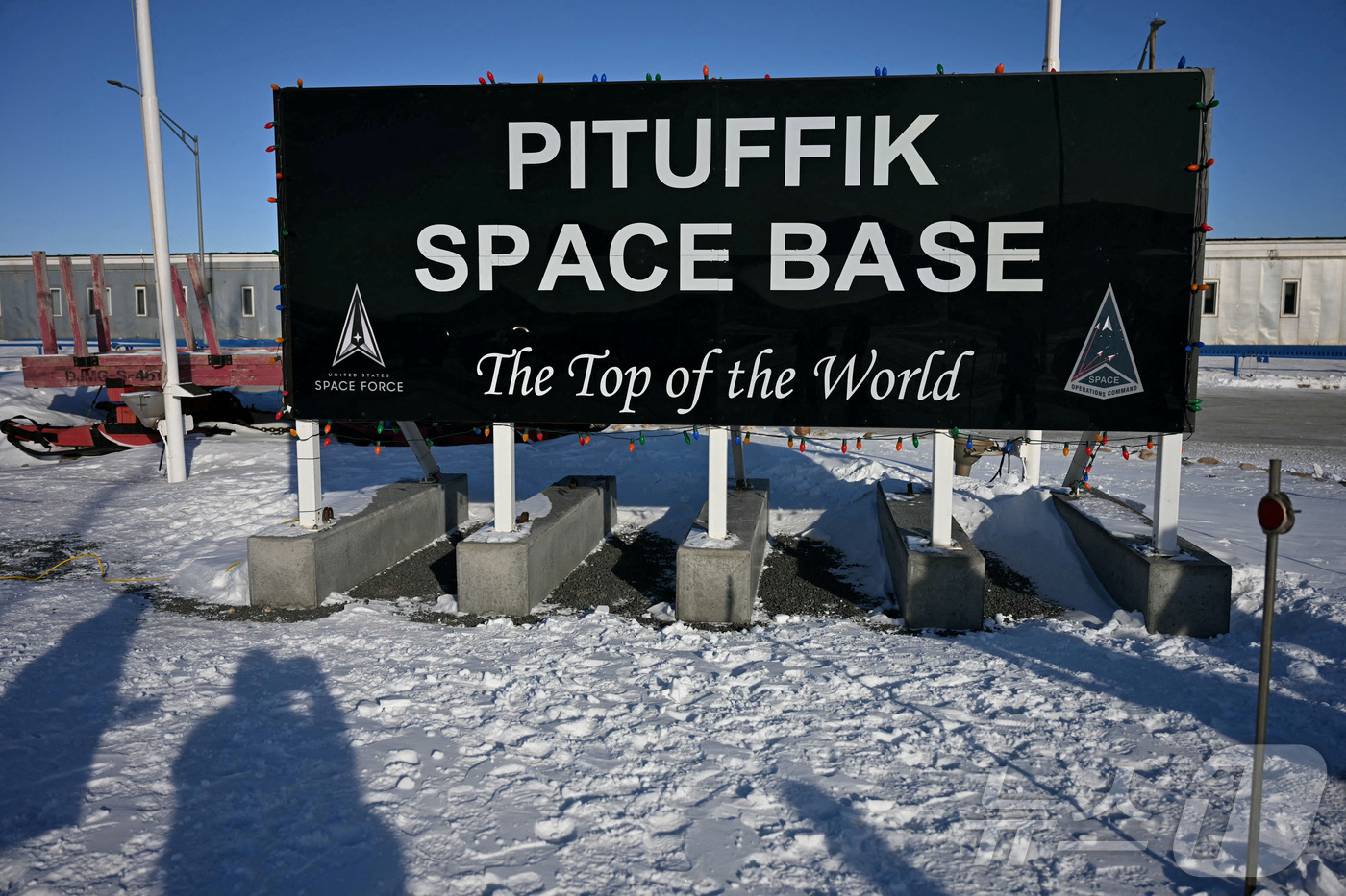 (피투피크 로이터=뉴스1) 이창규 기자 = 그린란드에 설치된 미국의 피투피크 우주군 기지 표지판이 보이고 있다. 2025.3.28./뉴스1ⓒ 로이터=뉴스1