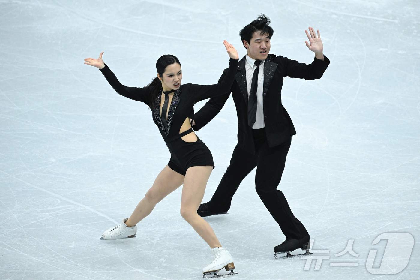 본문 이미지 - 피겨스케이팅 임해나(왼쪽)-권예가 22일 중국 베이징에서 열린 2026 ISU 사대륙선수권대회 아이스댄스 리듬댄스에서 연기를 펼치고 있다. ⓒ AFP=뉴스1