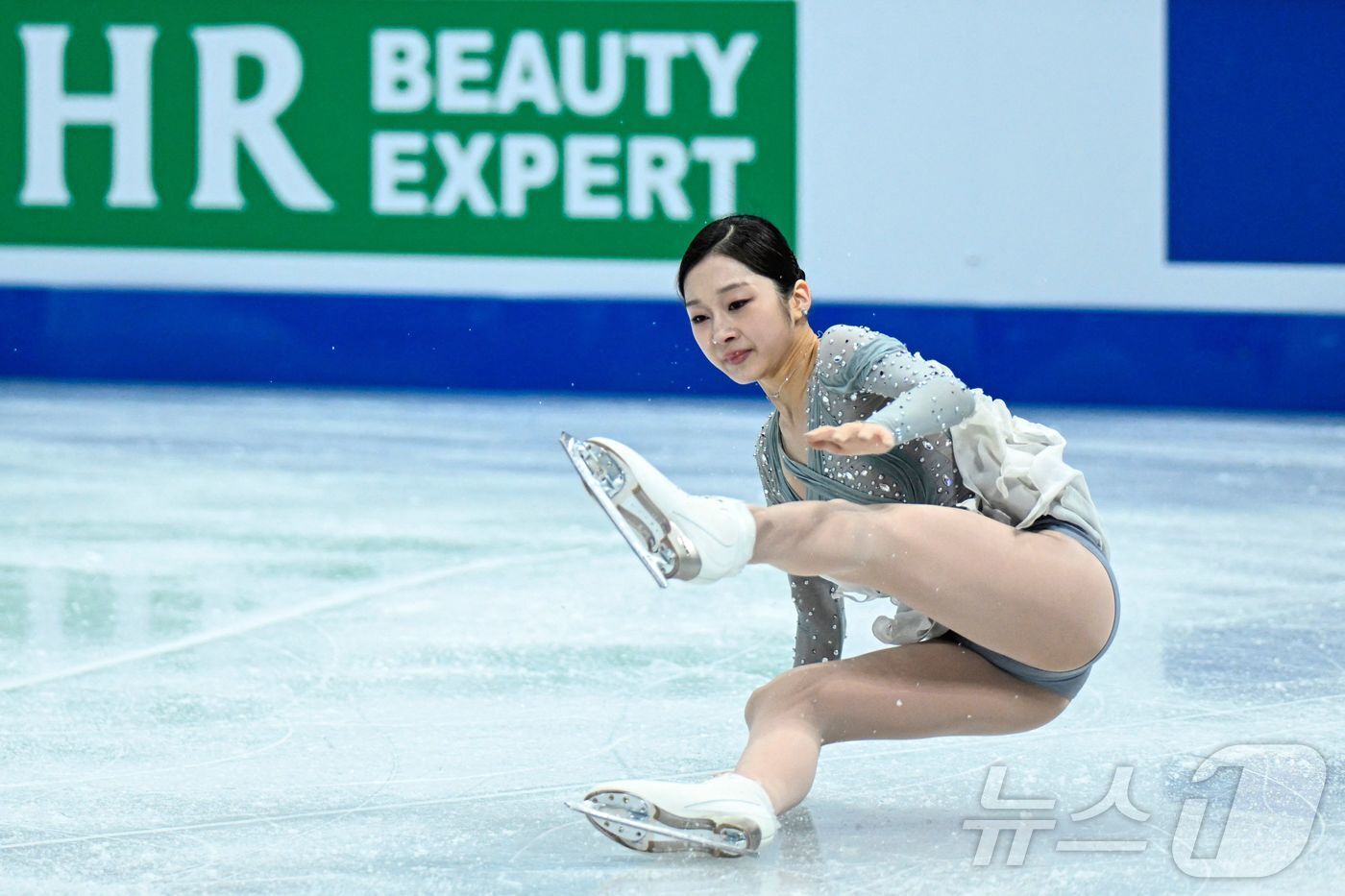 본문 이미지 - 피겨스케이팅 신지아는 22일 중국 베이징에서 열린 2026 ISU 사대륙선수권대회 여자 싱글 쇼트프로그램에서 두 차례 넘어지며 14위에 머물렀다. ⓒ AFP=뉴스1