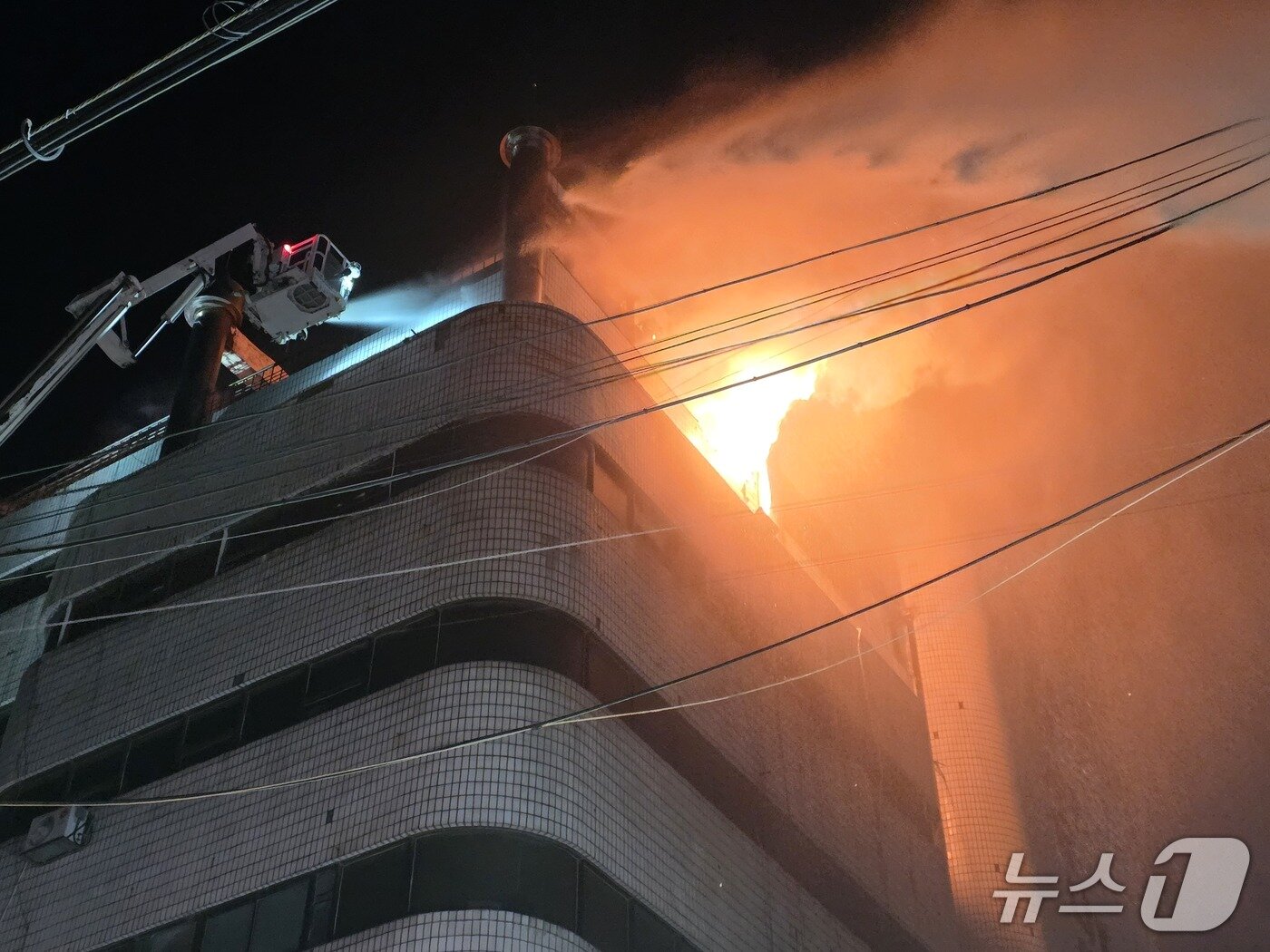 본문 이미지 - 인천 계양구 계산동에서 발생한 화재 현장 모습 (인천소방본부 제공/뉴스1)