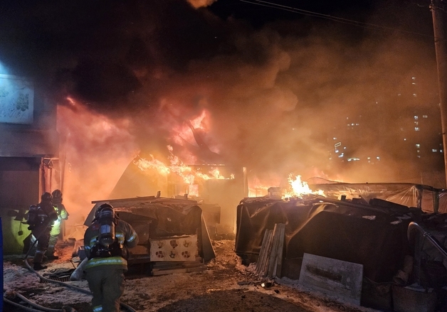 아산 근린생활시설서 불…1개동 전소·3300만 원 피해