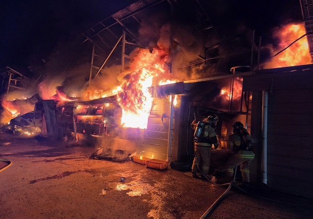 서천 화양면 사료 공장서 불…3시간 28분 만에 진화