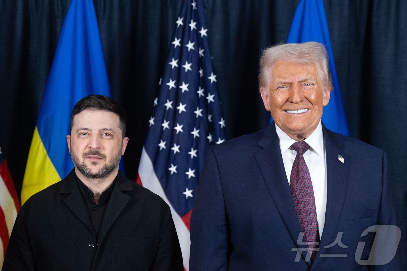 본문 이미지 - 볼로디미르 젤렌스키 우크라이나 대통령(왼쪽)과 도널드 트럼프 미국 대통령이 22일(현지시간)스위스 다보스에서 열린 세계경제포럼(WEF) 연차총회 기간 중 회담을 갖고 기념 촬영을 했다. 사진은 우크라이나 대통령실이 촬영, 배포. 2026.01.22.ⓒ AFP=뉴스1