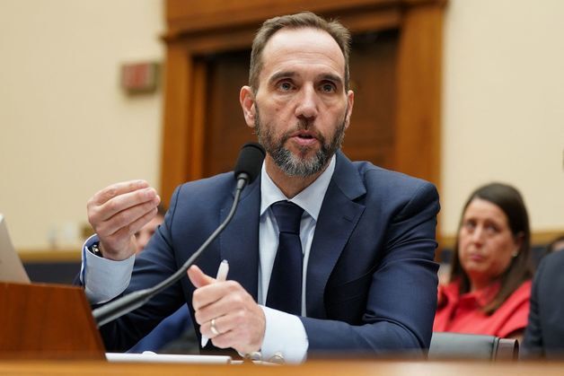 스미스 전 특검 “트럼프, 고의로 법 위반”…트럼프 “미친 짐승” 맞불