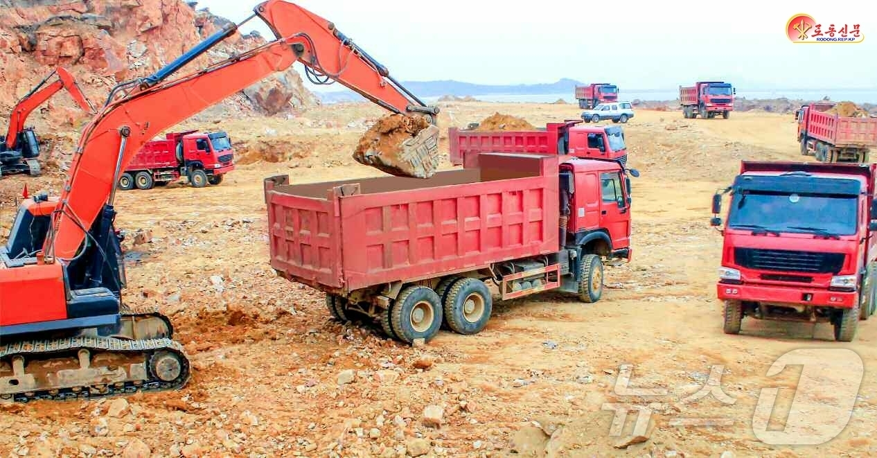 (평양 노동신문=뉴스1) = 북한 노동당 기관지 노동신문은 23일 곽산간석지 3단계 2구역 공사에 참가한 군인건설자들을 조명하며 이들이 "불가능을 모르는 공격정신, 공격속도"를 강 …