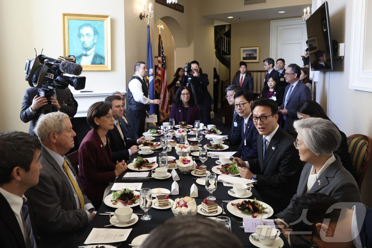 (서울=뉴스1) = 김민석 국무총리가 22일(현지시간) 미국 국회의사당에서 열린 미 하원 주요인사 초청 오찬 간담회에 참석해 발언하고 있다. (총리실 제공. 재판매 및 DB 금지) …