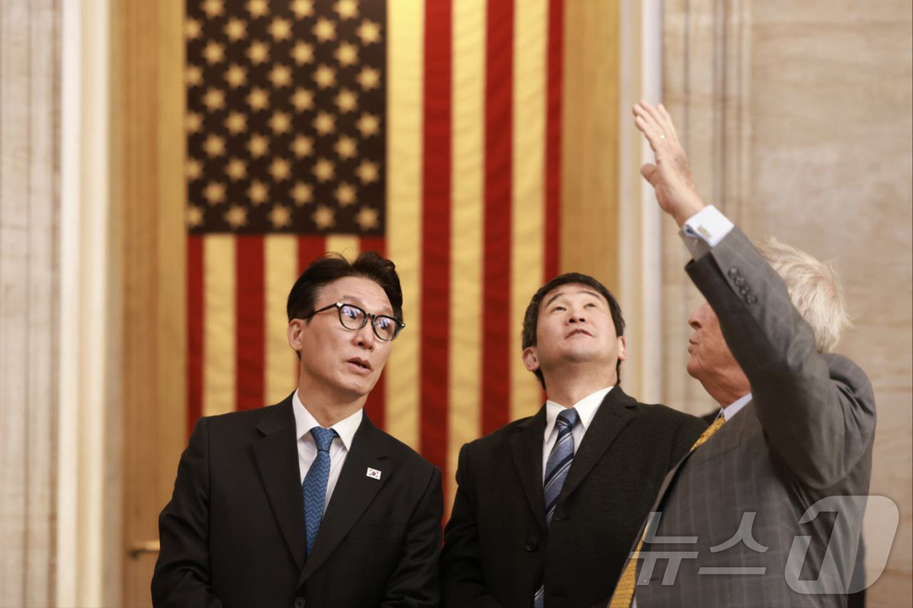 (서울=뉴스1) = 김민석 국무총리가 22일(현지시간) 미국 국회의사당에서 열린 미 하원 주요인사 초청 오찬 간담회에 참석해 시설을 둘러보고 있다. (총리실 제공. 재판매 및 DB …