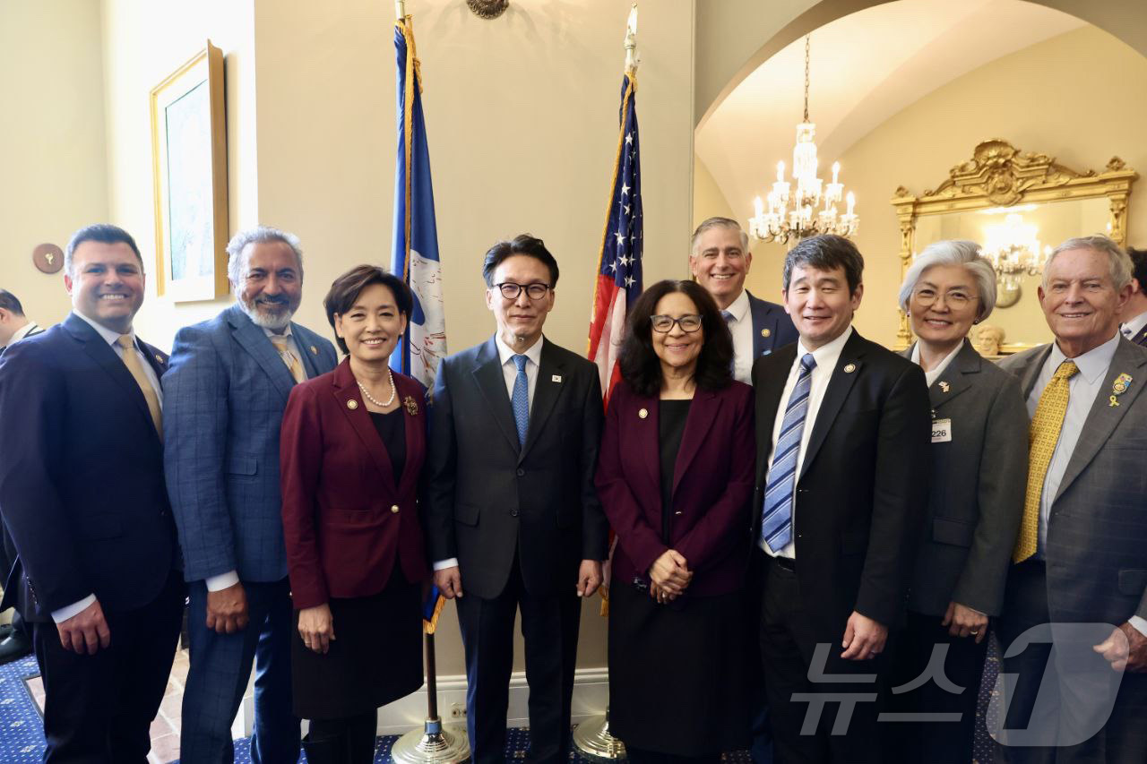 (서울=뉴스1) = 김민석 국무총리(왼쪽에서 네 번째)가 22일(현지시간) 미국 국회의사당에서 열린 미 하원 주요인사 초청 오찬 간담회에서 강경화 주미대사를 비롯한 참석자들과 기념 …