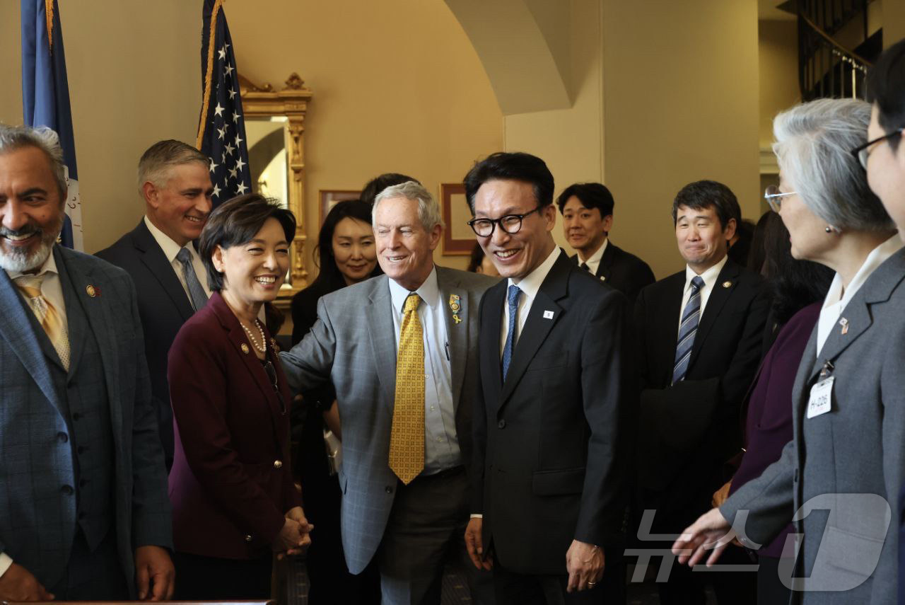 (서울=뉴스1) = 김민석 국무총리가 22일(현지시간) 미국 국회의사당에서 열린 미 하원 주요인사 초청 오찬 간담회에 참석해 참석자들과 인사하고 있다. (총리실 제공. 재판매 및 …