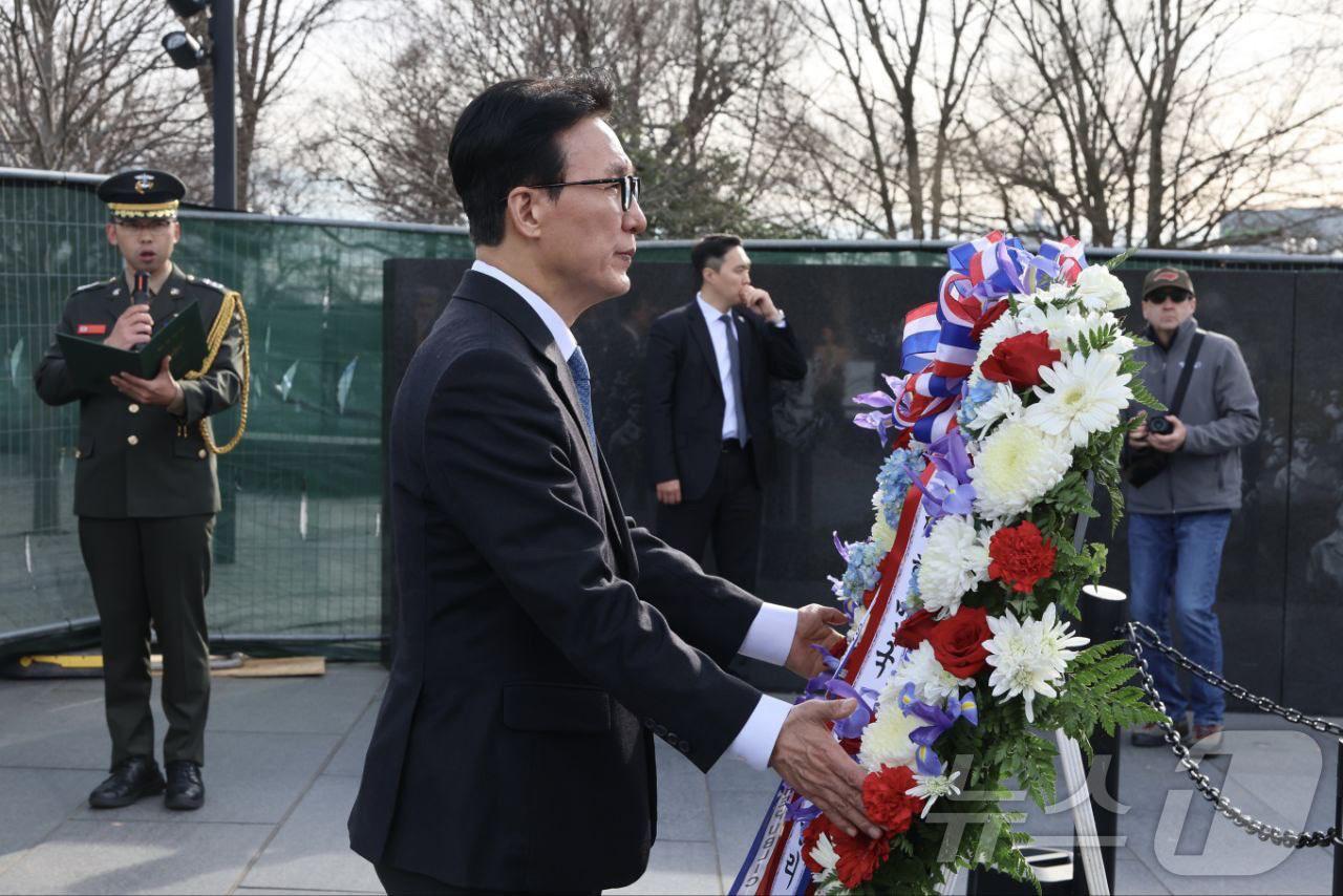 (서울=뉴스1) = 김민석 국무총리가 22일(현지시간) 미국 워싱턴D.C. 한국전 참전기념공원을 방문해 한국전 참전기념비에 헌화하고 있다. (총리실 제공. 재판매 및 DB 금지) …