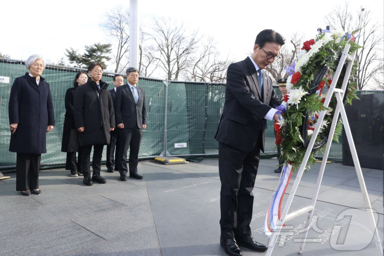 (서울=뉴스1) = 김민석 국무총리가 22일(현지시간) 미국 워싱턴D.C. 한국전 참전기념공원을 방문해 한국전 참전기념비에 헌화하고 있다. (총리실 제공. 재판매 및 DB 금지) …