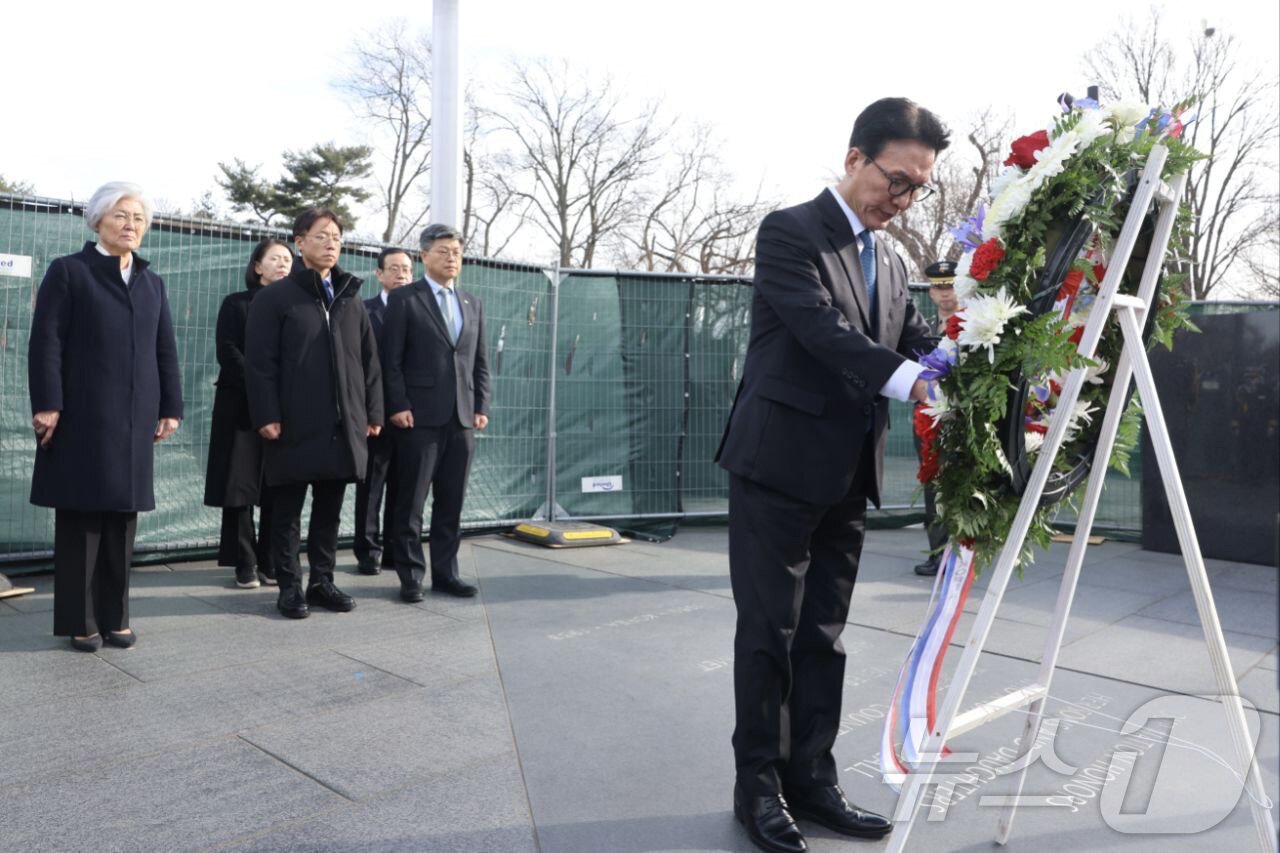 본문 이미지 - 김민석 국무총리가 22일(현지시간) 미국 워싱턴D.C. 한국전 참전기념공원을 방문해 한국전 참전기념비에 헌화하고 있다. (총리실 제공. 재판매 및 DB 금지) 2026.1.23/뉴스1