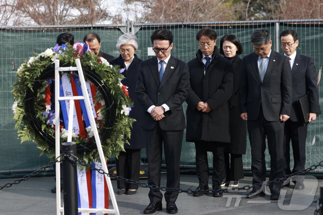 (서울=뉴스1) = 김민석 국무총리가 22일(현지시간) 미국 워싱턴D.C. 한국전 참전기념공원을 방문해 한국전 참전기념비에 헌화한 후 묵념하고 있다. (총리실 제공. 재판매 및 D …