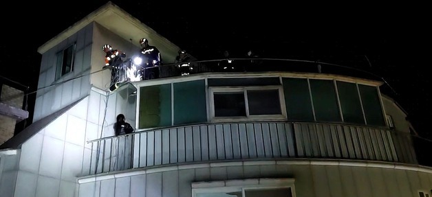 밤중 퇴폐업소 단속…옥상서 문 잠그고 버티던 불법체류 추정 女 구조