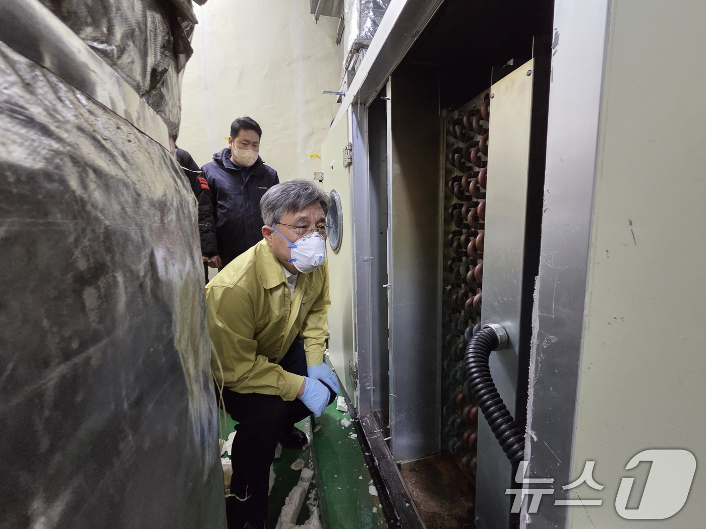 (서울=뉴스1) 김명섭 기자 = 허민 국가유산청장이 1월 23일 아침 국립고궁박물관에서 당일 새벽 발생한 화재 현장을 방문해 피해 점검을 하고 있다. (국가문화유산청 제공. 재판매 …