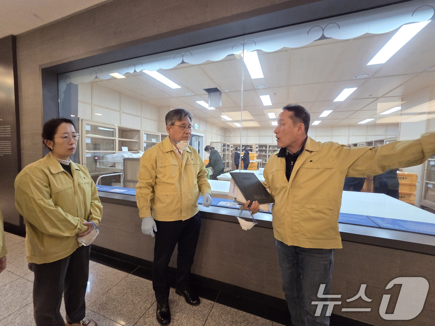 (서울=뉴스1) 김명섭 기자 = 허민 국가유산청장이 23일 국립고궁박물관에서 당일 새벽 발생한 화재 상황을 관계자들에게 보고받고 있다. (국가문화유산청 제공. 재판매 및 DB금지) …