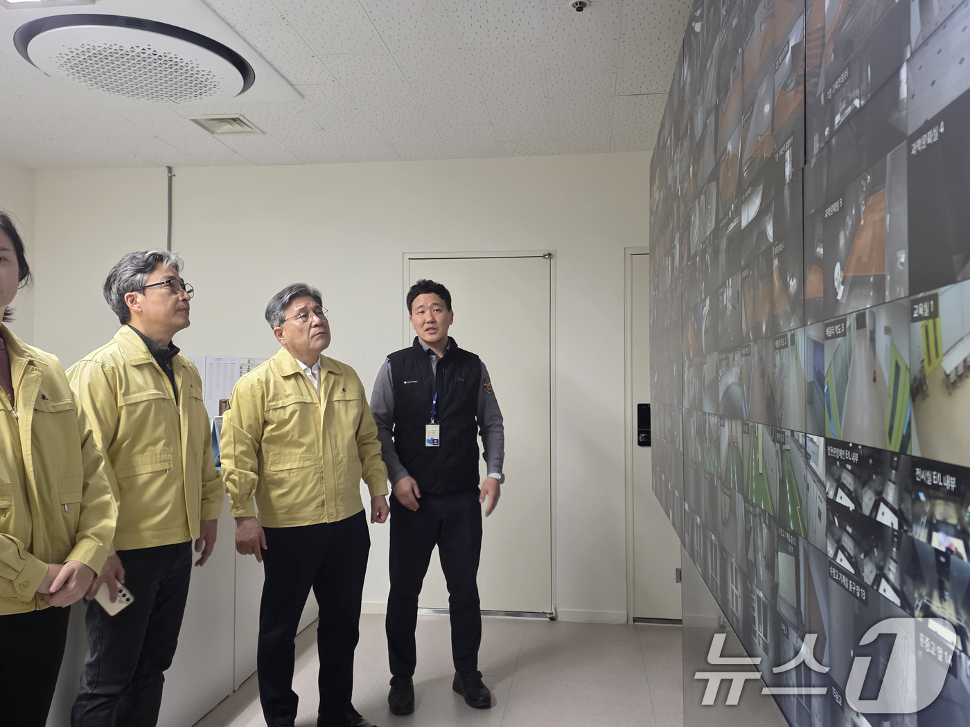 (서울=뉴스1) 김명섭 기자 = 허민 국가유산처장이 23일  국립고궁박물관 상황실을 방문해 당일 새벽 발생한 화재상황을 보고받고 관계자들과 CCTV 상황을 점검하고 있다. (국가문 …