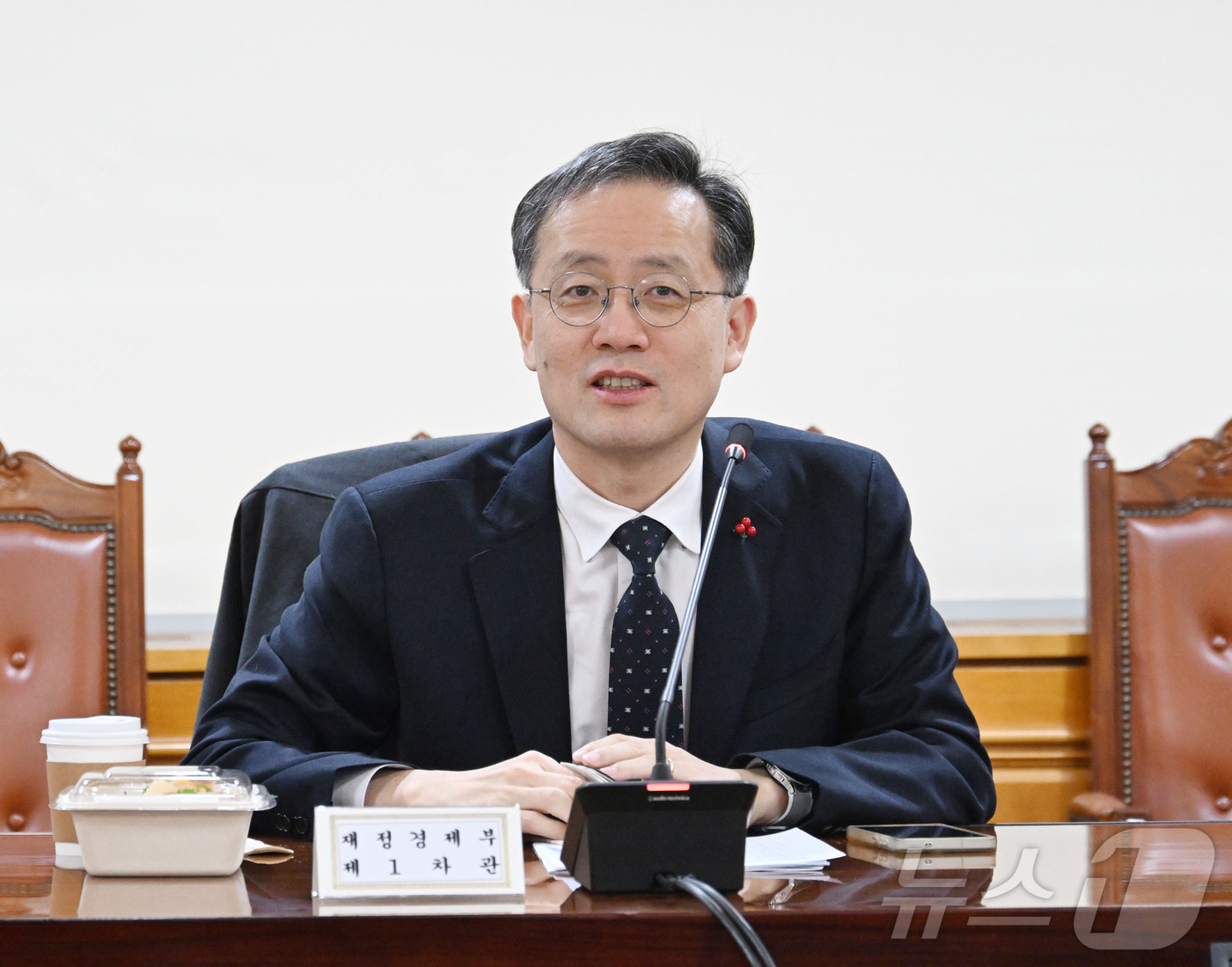 (서울=뉴스1) = 이형일 재정경제부 차관이 23일 서울 중구 은행연합회에서 열린 시장상황점검회의를 주재하고 있다. (재정경제부 제공. 재판매 및 DB 금지) 2026.1.23/뉴 …