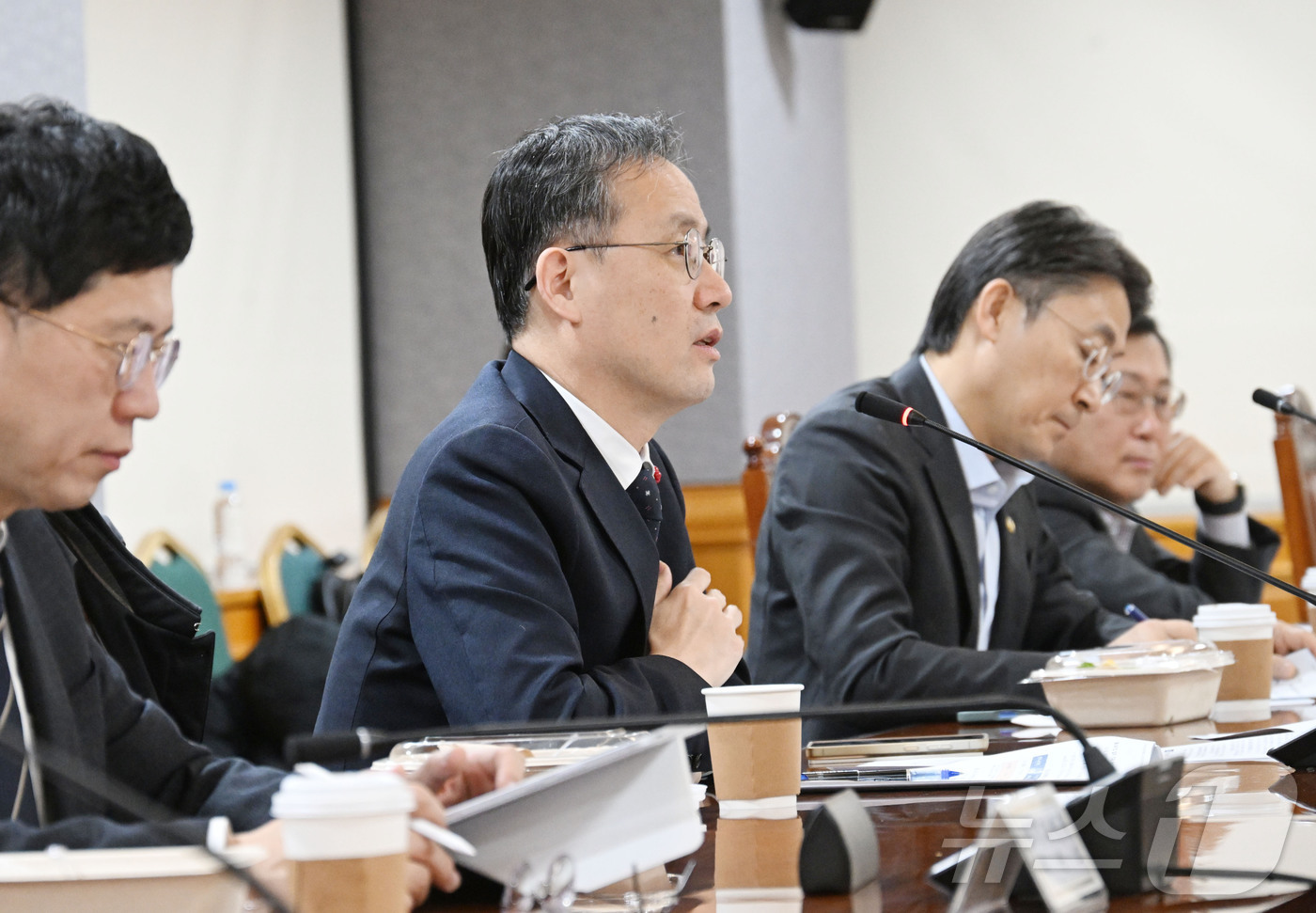 (서울=뉴스1) = 이형일 재정경제부 차관이 23일 서울 중구 은행연합회에서 열린 시장상황점검회의를 주재하고 있다. (재정경제부 제공. 재판매 및 DB 금지) 2026.1.23/뉴 …