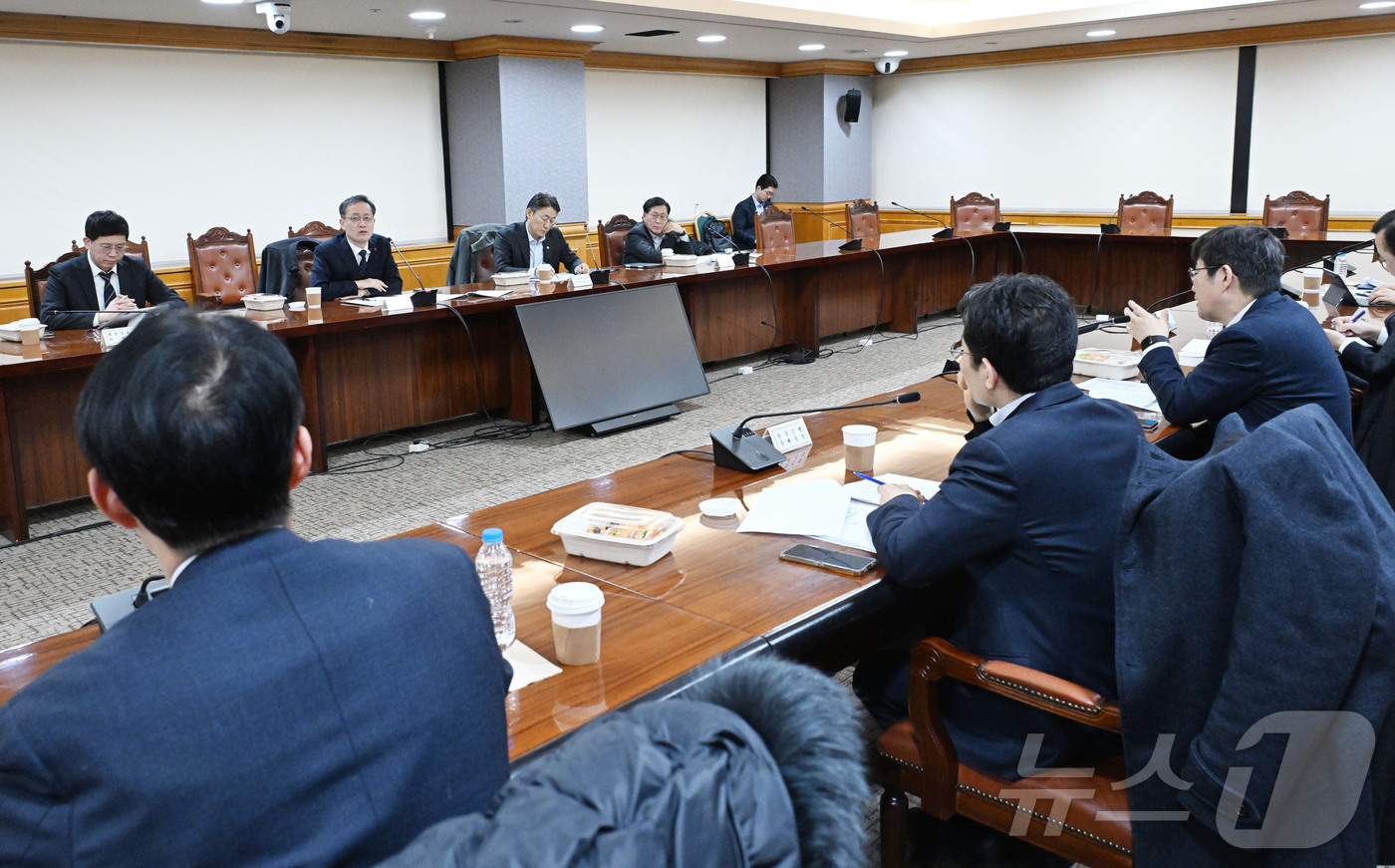 (서울=뉴스1) = 이형일 재정경제부 차관이 23일 서울 중구 은행연합회에서 열린 시장상황점검회의를 주재하고 있다. (재정경제부 제공. 재판매 및 DB 금지)  2026.1.23/ …