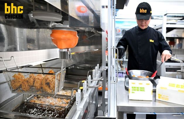 bhc, 튀김 로봇 '튀봇' 전국 40개 매장으로 확대 도입