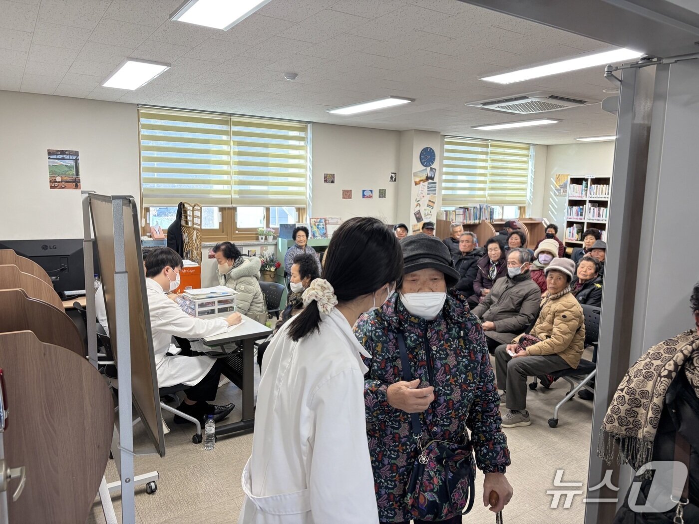 본문 이미지 - 22일 광양옥곡면사무소에 마련된 대피소에서 진료 대기 중인 주민들. 