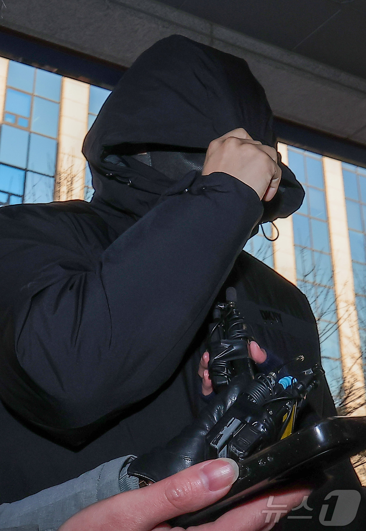 (서울=뉴스1) 김성진 기자 = 김경 서울시의원으로부터 공천헌금 1억원을 받아 강선우 무소속 의원에게 전달했다고 지목된 강 의원의 전 보좌관 남 모씨가 23일 서울 마포구 서울경찰 …