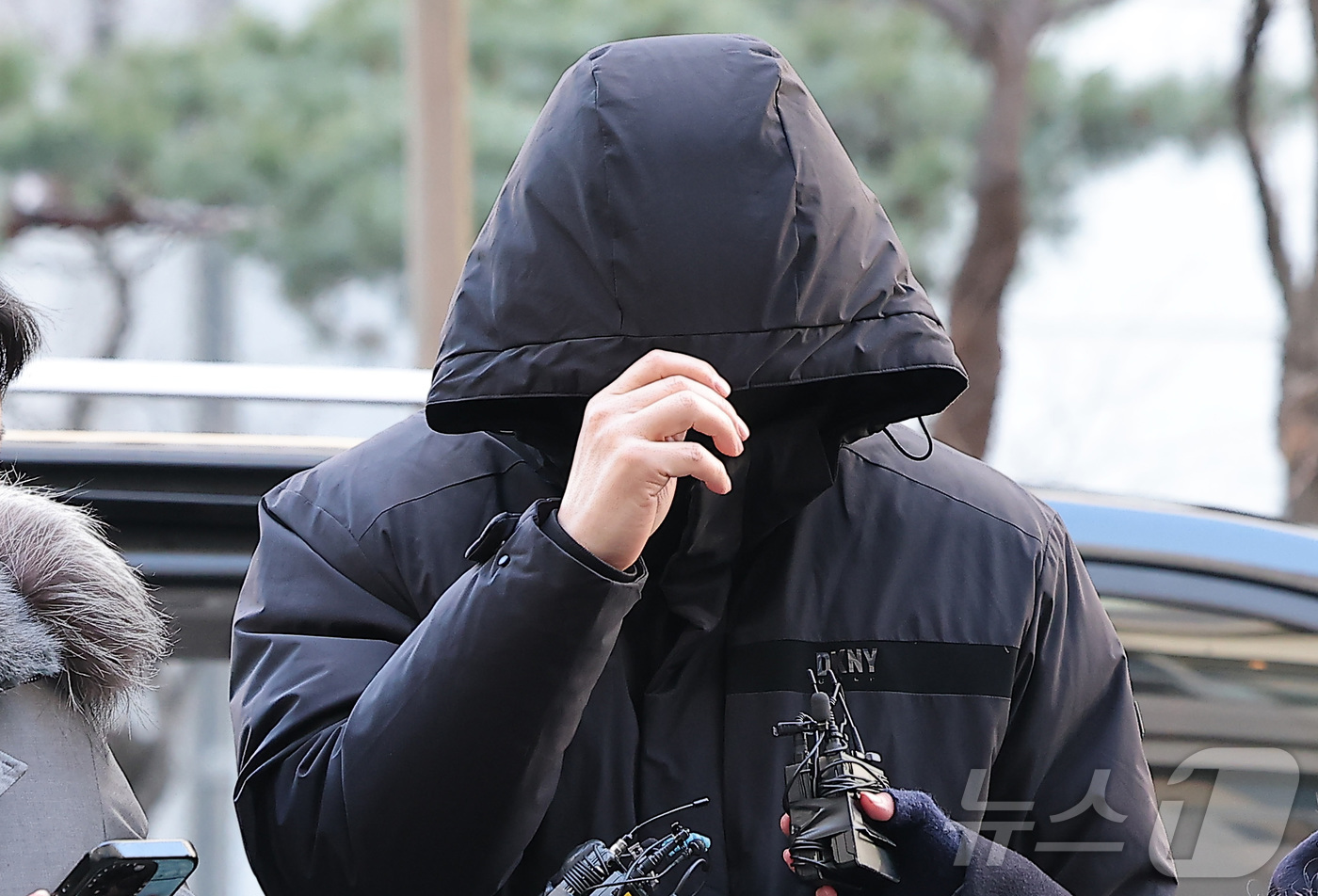 (서울=뉴스1) 김성진 기자 = 김경 서울시의원으로부터 공천헌금 1억원을 받아 강선우 무소속 의원에게 전달했다고 지목된 강 의원의 전 보좌관 남 모씨가 23일 서울 마포구 서울경찰 …