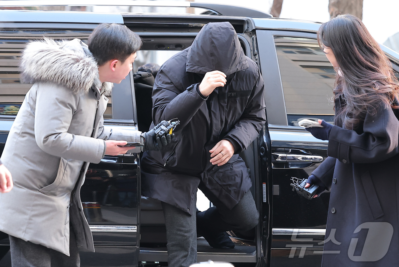 (서울=뉴스1) 김성진 기자 = 김경 서울시의원으로부터 공천헌금 1억원을 받아 강선우 무소속 의원에게 전달했다고 지목된 강 의원의 전 보좌관 남 모씨가 23일 서울 마포구 서울경찰 …