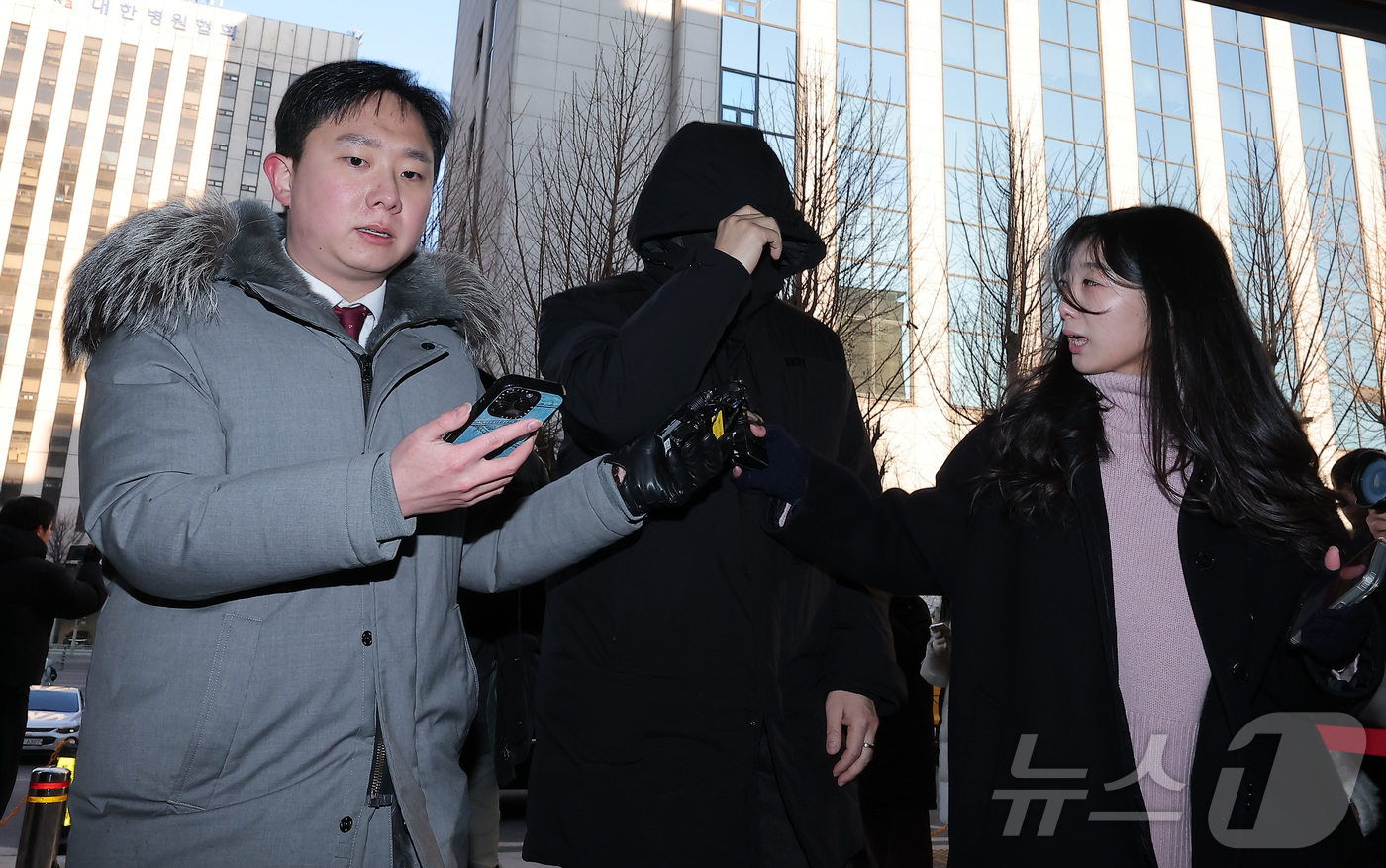 (서울=뉴스1) 김성진 기자 = 김경 서울시의원으로부터 공천헌금 1억원을 받아 강선우 무소속 의원에게 전달했다고 지목된 강 의원의 전 보좌관 남 모씨가 23일 서울 마포구 서울경찰 …