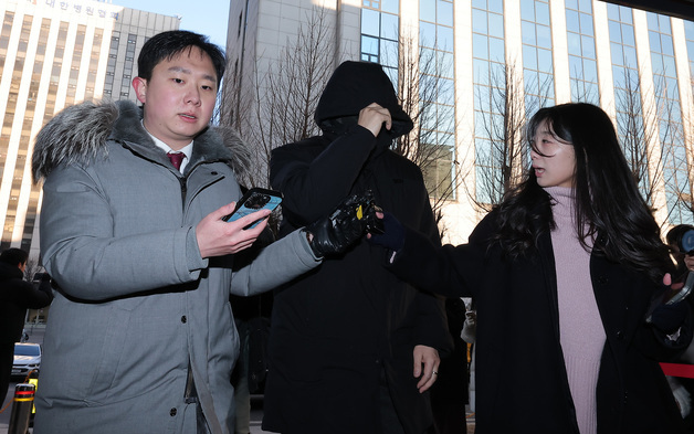 '공천헌금 전달' 의혹 강선우 의원 전 보좌관, 경찰 출석