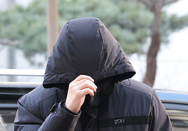 잔뜩 가린 채 경찰 출석하는 강선우 의원 전 보좌관