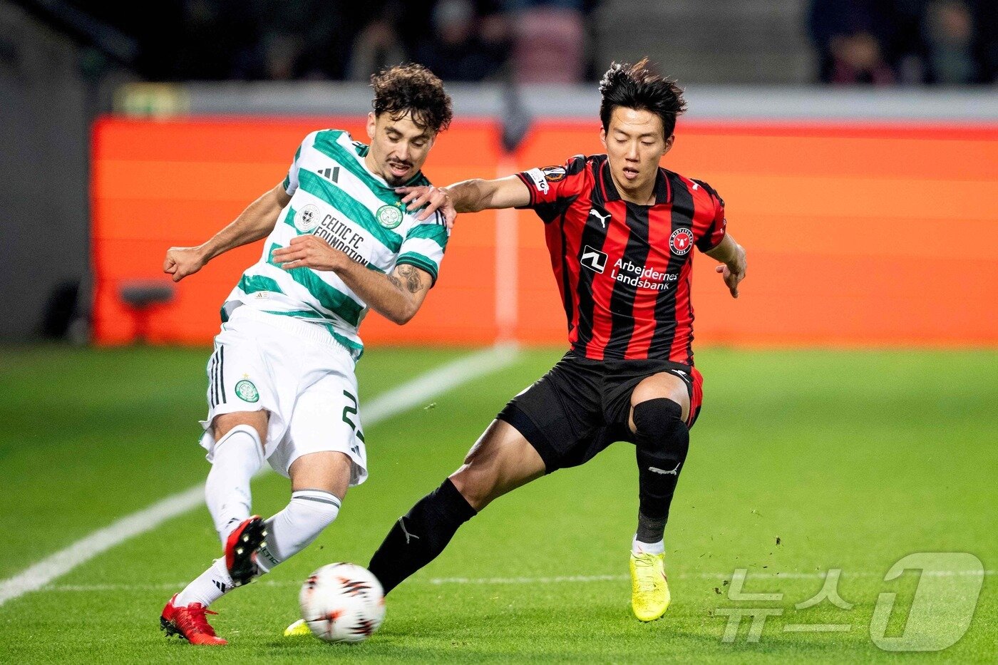 본문 이미지 - 미트윌란 수비수 이한범(오른쪽). ⓒ AFP=뉴스1
