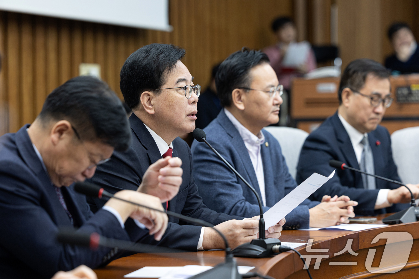 (서울=뉴스1) 이승배 기자 = 송언석 국민의힘 원내대표가 23일 서울 여의도 국회에서 열린 원내대책회의에서 모두발언하고 있다. 2026.1.23/뉴스1