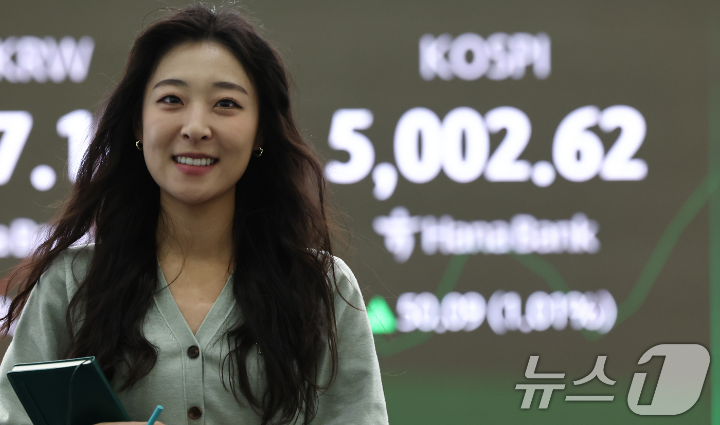 (서울=뉴스1) 김도우 기자 = 23일 서울 중구 하나은행 딜링룸 전광판에 코스피 시황이 표시되고 있다.이날 코스피는 전 거래일 대비 31.55p(0.64%) 오른 4952.53, …