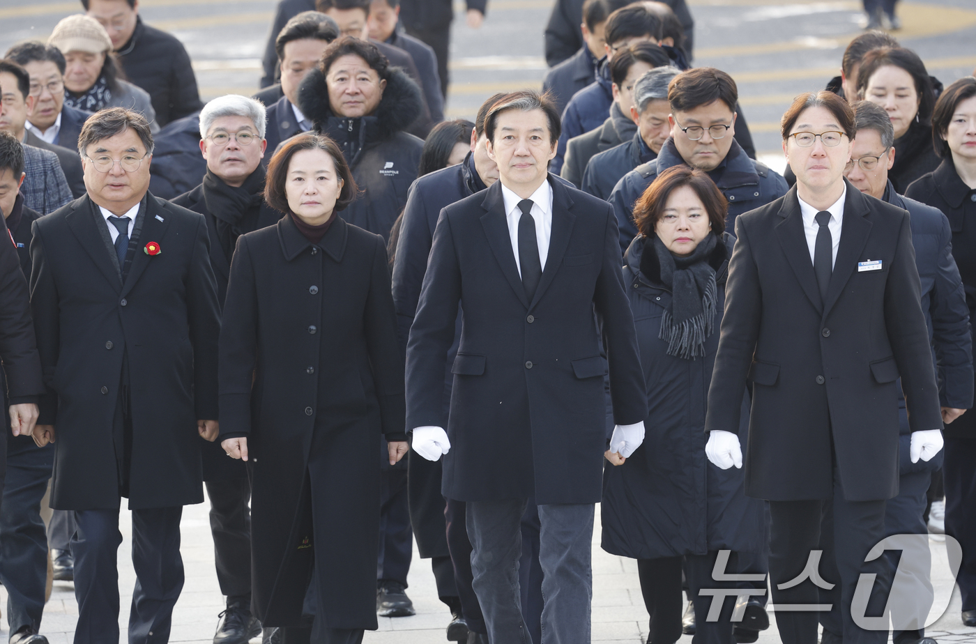 (광주=뉴스1) 김태성 기자 = 조국 조국혁신당 대표가 23일 광주 국립5.18민주묘역을 찾아 참배하기 위해 들어서고 있다. 2026.1.23/뉴스1