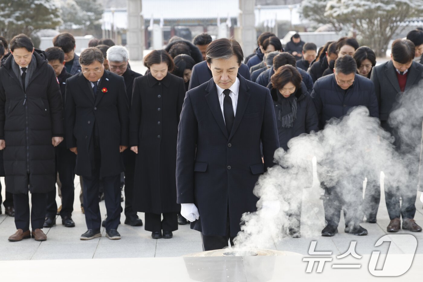 본문 이미지 - 조국 조국혁신당 대표가 23일 광주 국립5.18민주묘역을 찾아 참배하고 있다. 2026.1.23/뉴스1 ⓒ News1 김태성 기자
