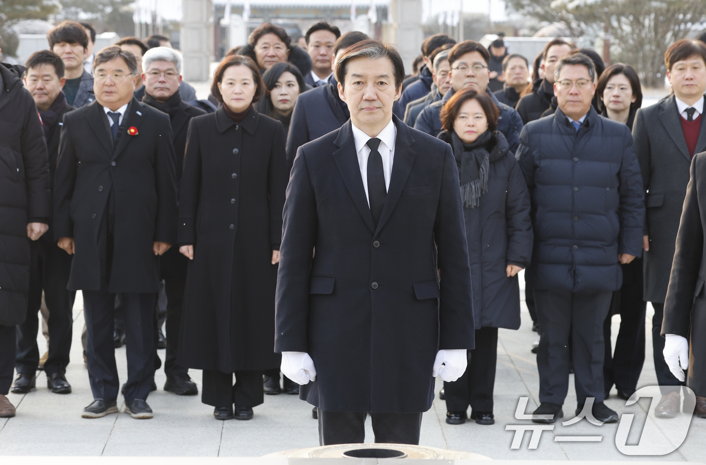 (광주=뉴스1) 김태성 기자 = 조국 조국혁신당 대표가 23일 광주 국립5.18민주묘역을 찾아 참배하고 있다. 2026.1.23/뉴스1