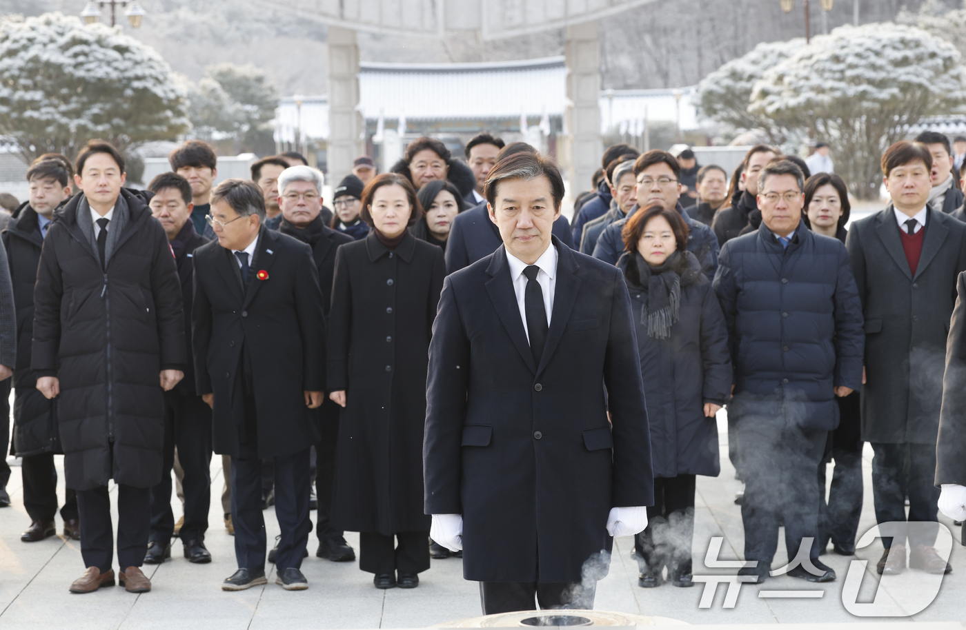 (광주=뉴스1) 김태성 기자 = 조국 조국혁신당 대표가 23일 광주 국립5.18민주묘역을 찾아 참배하고 있다. 2026.1.23/뉴스1