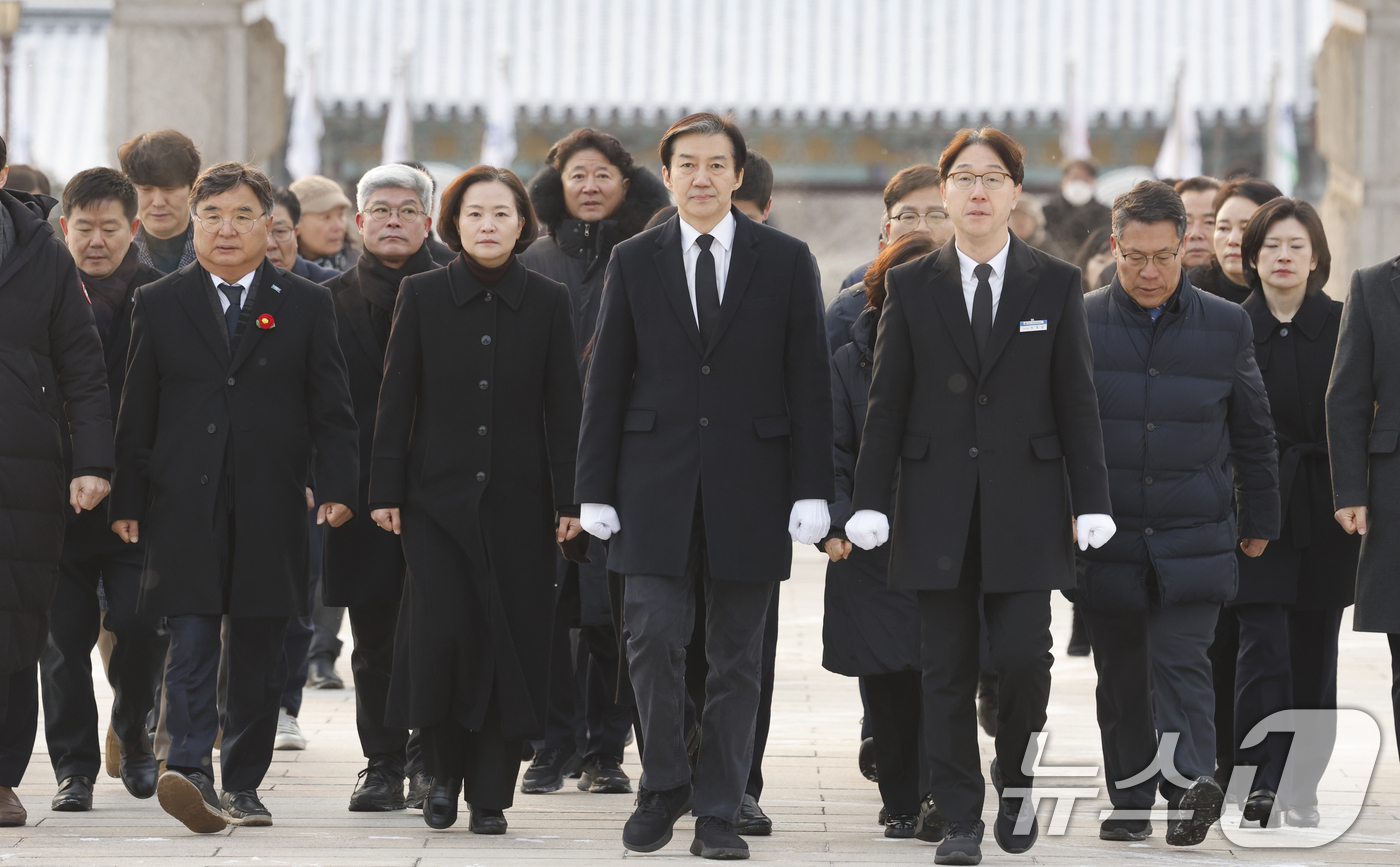 (광주=뉴스1) 김태성 기자 = 조국 조국혁신당 대표가 23일 광주 국립5.18민주묘역을 찾아 참배하기 위해 들어서고 있다. 2026.1.23/뉴스1