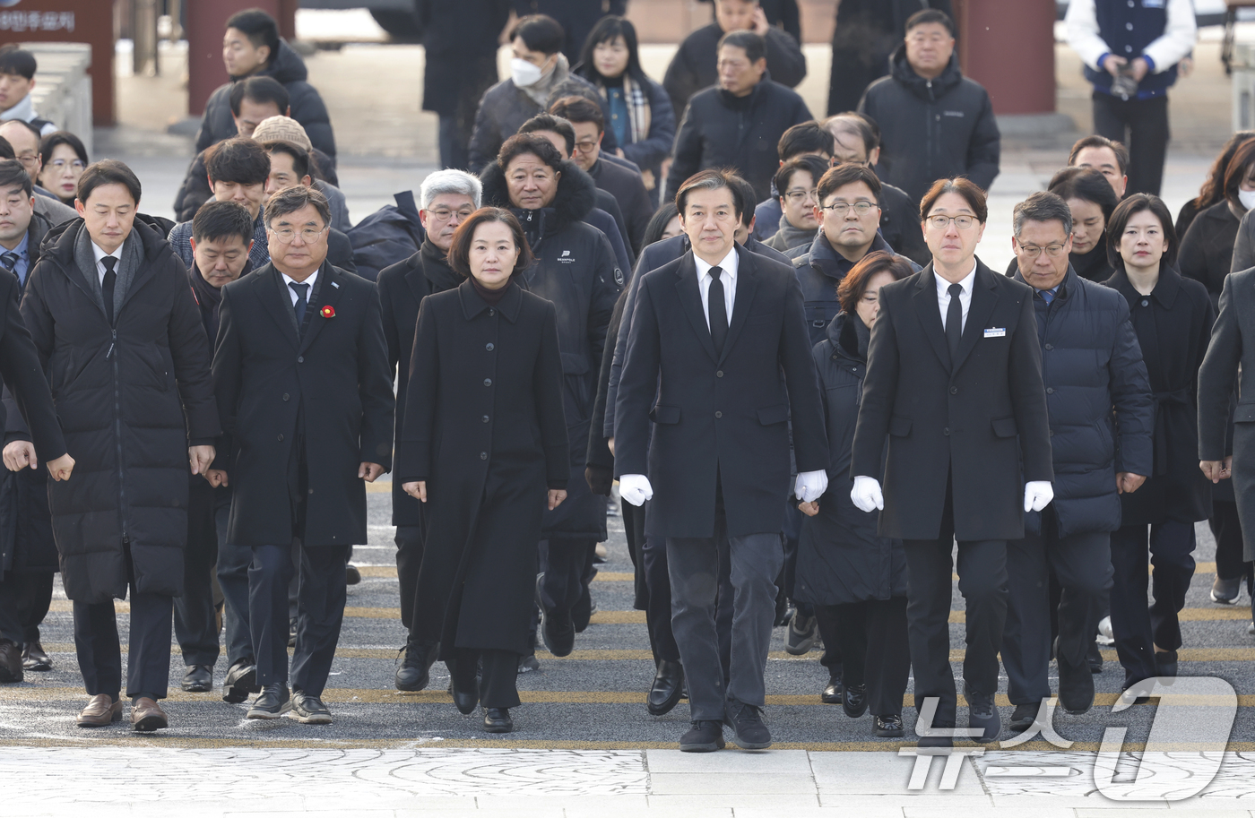 (광주=뉴스1) 김태성 기자 = 조국 조국혁신당 대표가 23일 광주 국립5.18민주묘역을 찾아 참배하고 있다. 2026.1.23/뉴스1