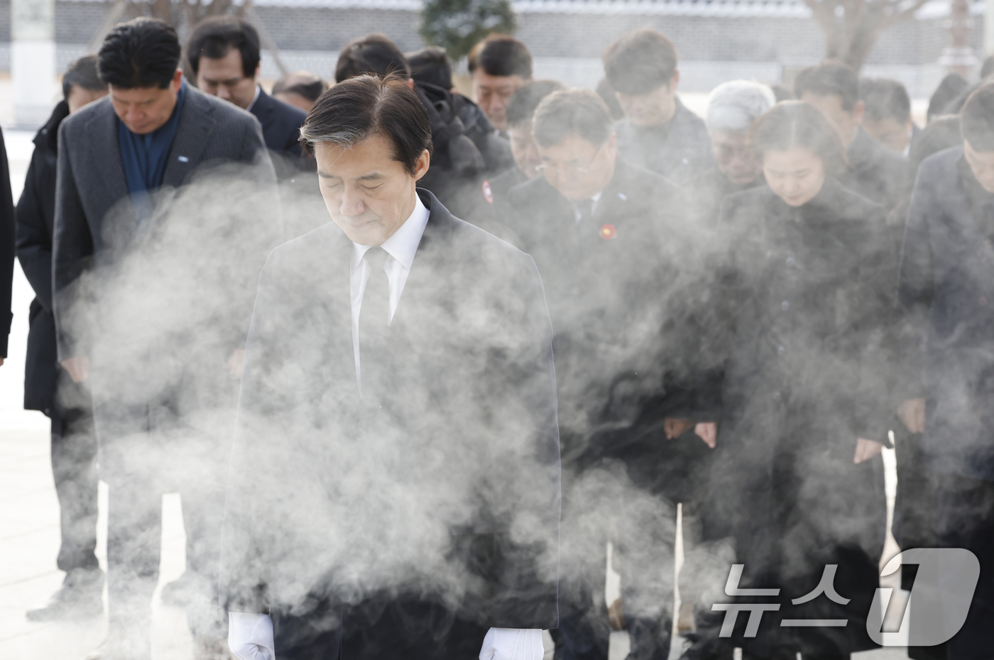 (광주=뉴스1) 김태성 기자 = 조국 조국혁신당 대표가 23일 광주 국립5.18민주묘역을 찾아 참배하고 있다. 2026.1.23/뉴스1