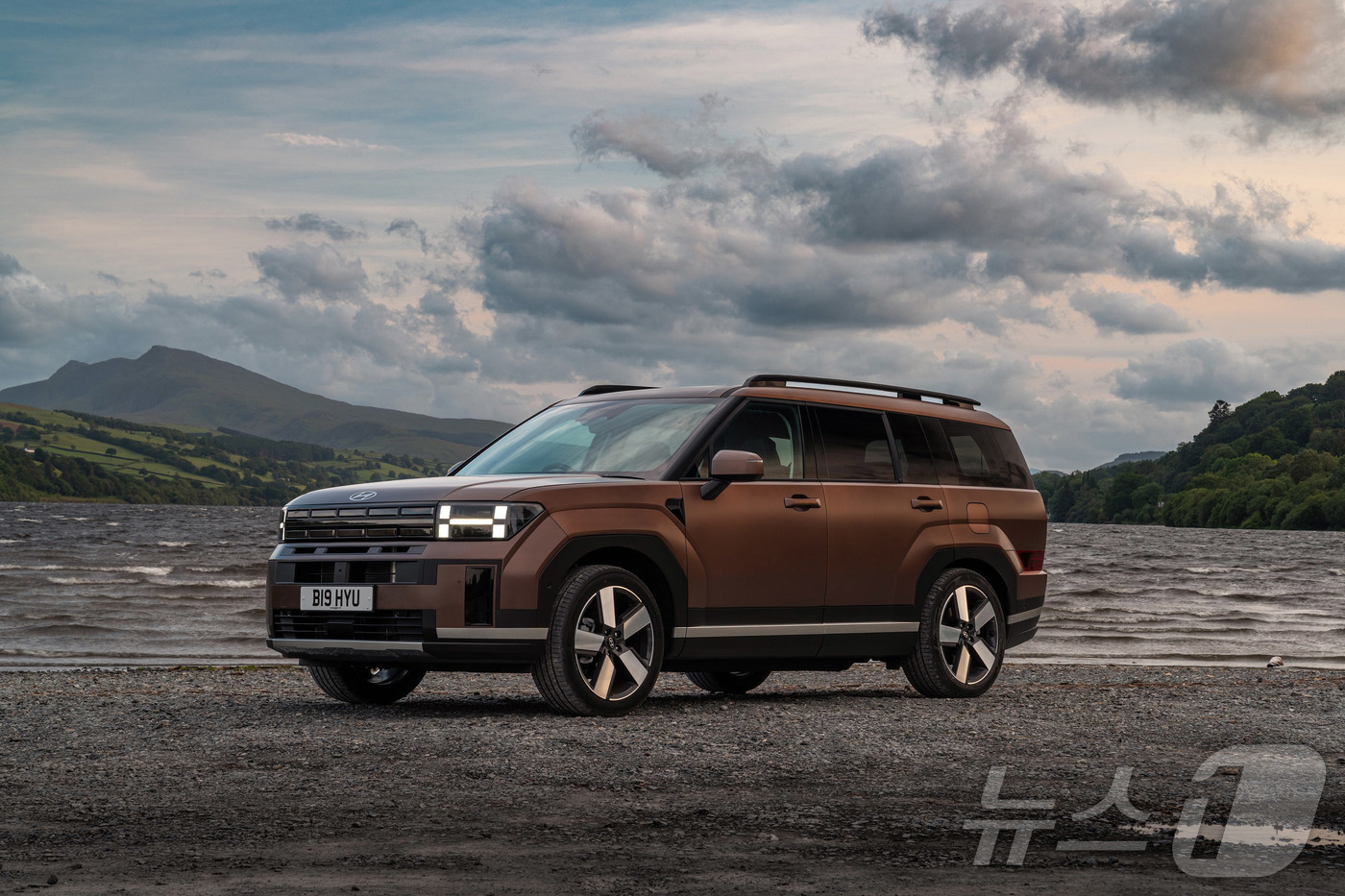 (서울=뉴스1) = 현대자동차그룹이 미국과 영국 주요 자동차 어워즈에서 잇따른 성과를 거두며 글로벌 시장에서의 존재감을 더욱 강화하고 있다고 23일 밝혔다. 사진은 현대차 싼타페. …