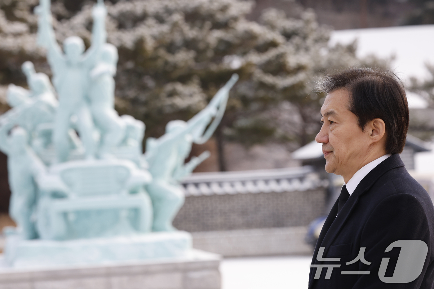 (광주=뉴스1) 김태성 기자 = 조국 조국혁신당 대표가 23일 광주 국립5.18민주묘역을 찾아 참배하고 있다. 2026.1.23/뉴스1