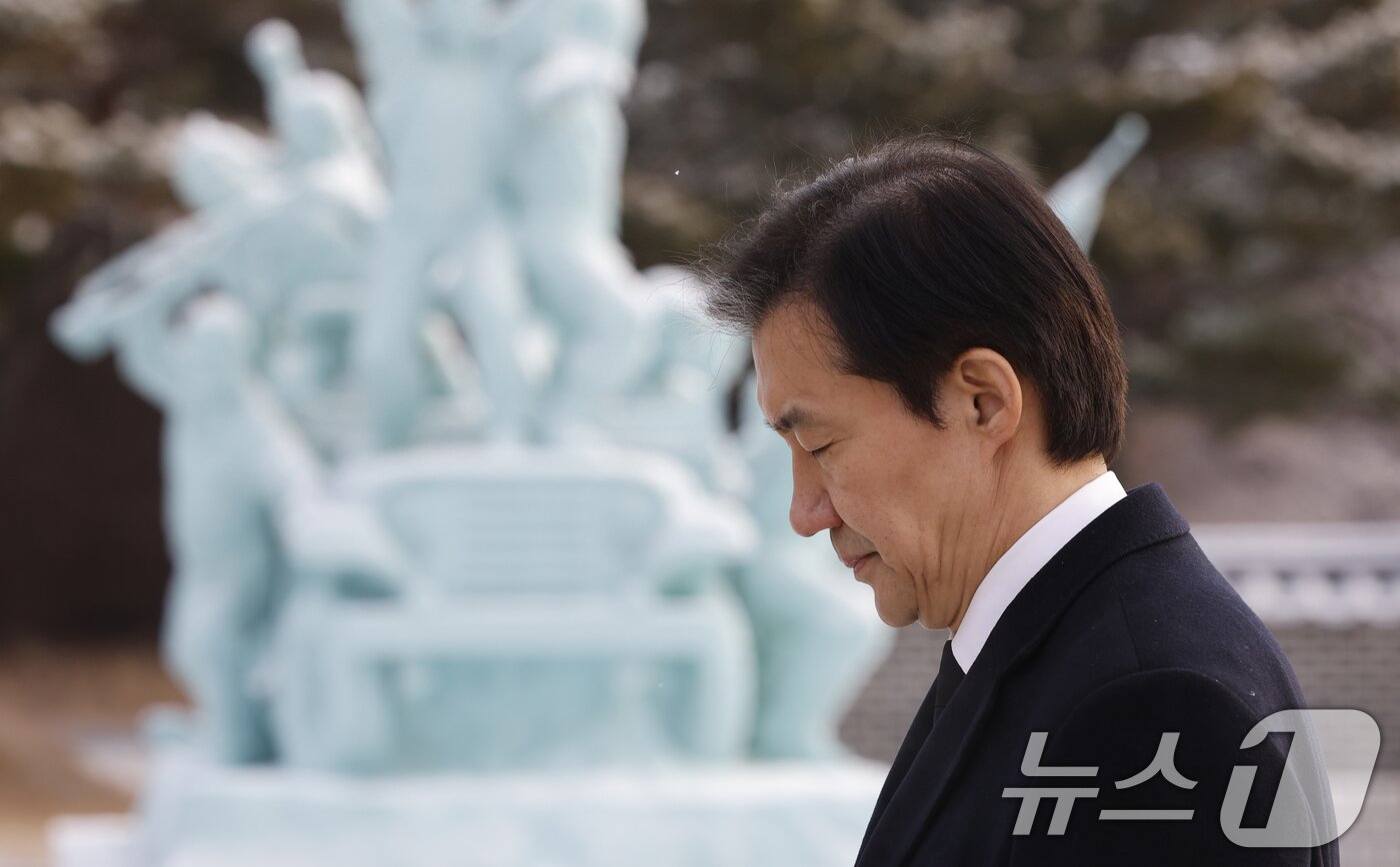 본문 이미지 - 조국 조국혁신당 대표가 23일 광주 국립5.18민주묘역을 찾아 참배하고 있다. 2026.1.23/뉴스1 ⓒ News1 김태성 기자