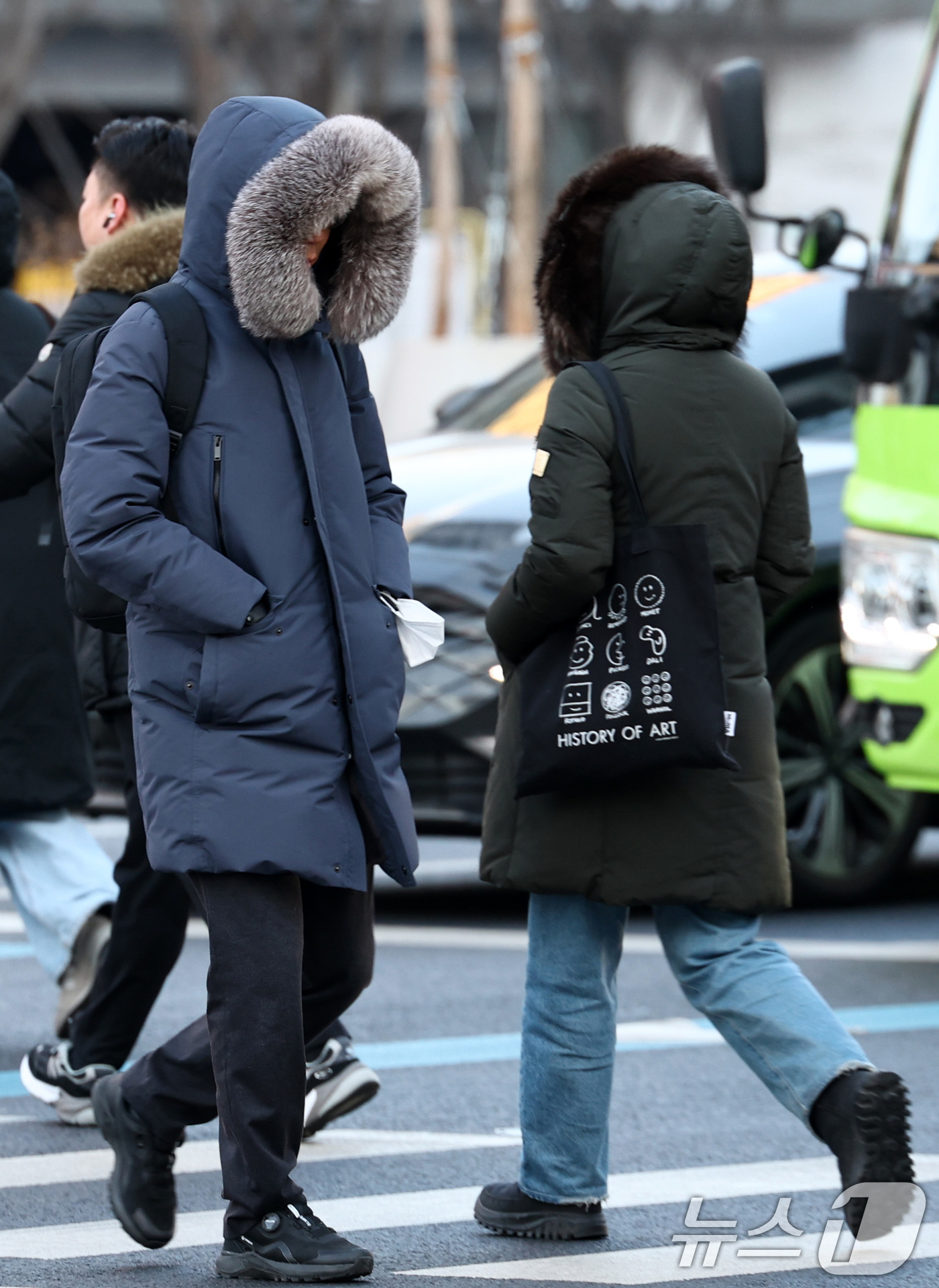 (서울=뉴스1) 최지환 기자 = 연일 한파가 이어지는 23일 오전 서울 종로구 세종대로사거리에서 두터운 옷차림을 한 시민들이 발걸음을 서두르고 있다. 2026.1.23/뉴스1