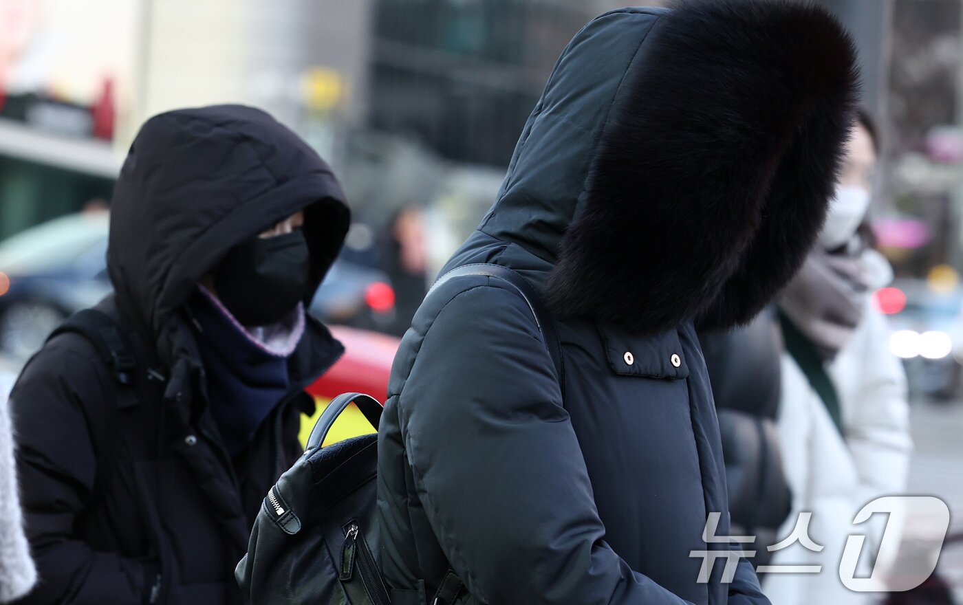 본문 이미지 - 연일 한파가 이어지는 23일 오전 서울 종로구 세종대로사거리에서 두터운 옷차림을 한 시민들이 발걸음을 서두르고 있다. 2026.1.23/뉴스1 ⓒ News1 최지환 기자