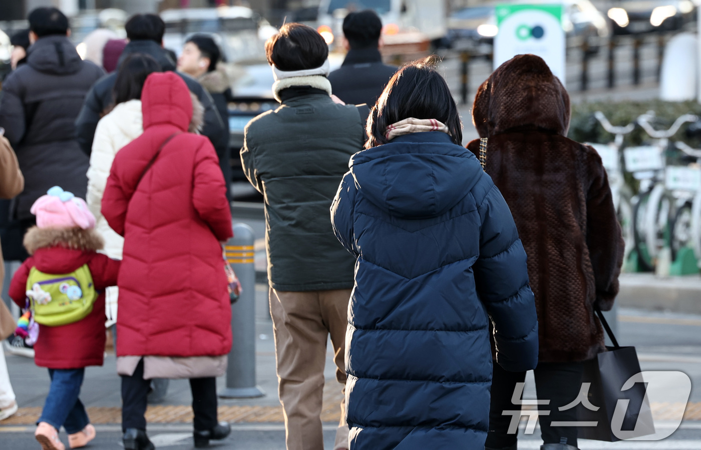 (서울=뉴스1) 최지환 기자 = 연일 한파가 이어지는 23일 오전 서울 종로구 세종대로사거리에서 두터운 옷차림을 한 시민들이 발걸음을 서두르고 있다. 2026.1.23/뉴스1