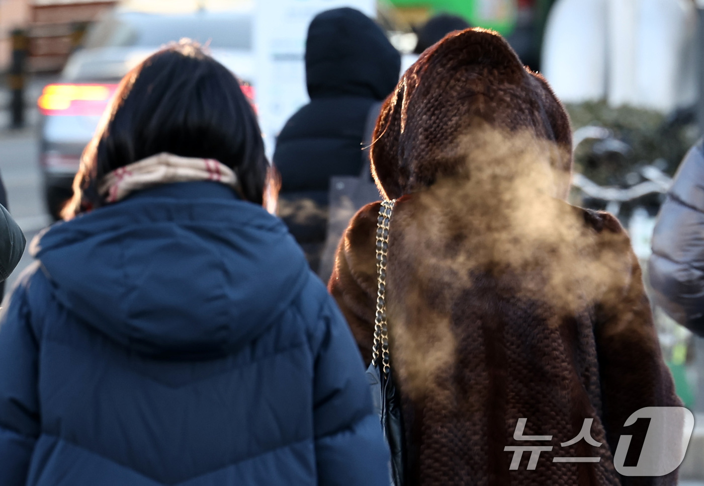 (서울=뉴스1) 최지환 기자 = 연일 한파가 이어지는 23일 오전 서울 종로구 세종대로사거리에서 두터운 옷차림을 한 시민들이 발걸음을 서두르고 있다. 2026.1.23/뉴스1